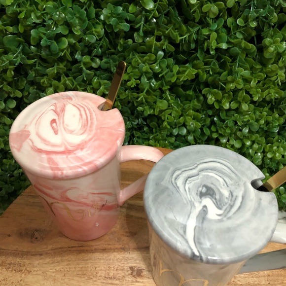 Mrs  & Mr  (2) ceramic mugs w/lid - Picture 3 of 8